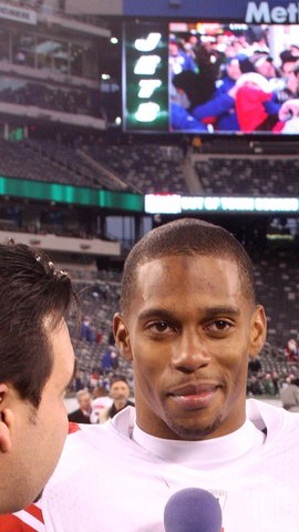 Víctor Cruz acoge de buena gana su rol como uno de los pocos hispanos activos en la NFL.