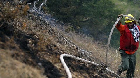 Un bombero trabaja para extinguir un incendio forestal en el parque nacional Torres del Paine (Chile).