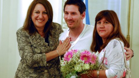 Lionel Messi posa flanqueado por su madre Celia (derecha) y la alcaldesa de Rosario, Mónica Fein.