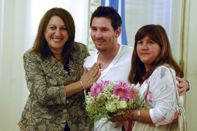 Lionel Messi posa flanqueado por su madre Celia (derecha) y la alcaldesa de Rosario, Mónica Fein.