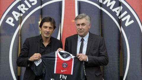 El italiano Carlos Ancelotti (derecha), posa junto al director deportivo del Paris Saint-Germain, el brasileño Leonardo (izquierda), al ser presentado ayer como nuevo DT del club.