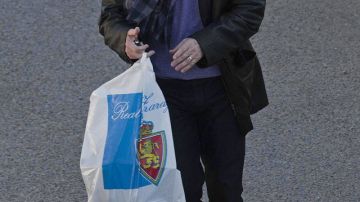 El técnico mexicano Javier Aguirre abandona la Ciudad Deportiva del Real Zaragoza tras despedirse ayer del club.