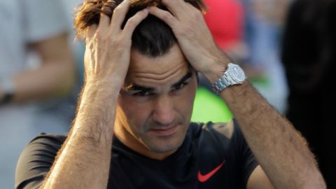Roger Federer reacciona a su aparatosa derrota de ayer ante Novak Djokovic.