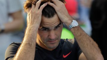 Roger Federer reacciona a su aparatosa derrota de ayer ante Novak Djokovic.