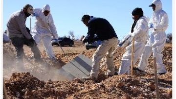 Personal de la Fiscalía General y del Servicio Médico Forense realizan la inhumación de 36 cadáveres en el panteón municipal San Rafael, de la fronteriza Ciudad Juárez. Los cuerpos son producto de acciones violentas en últimos meses.