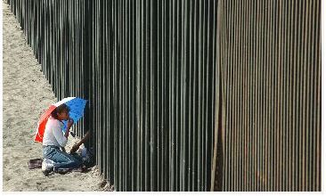 El muro que divide Estados Unidos y México posiblemente será ampliado.