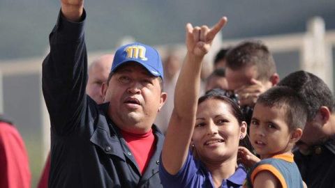 El presidente de Venezuela, Hugo Chávez (i), durante la entrega de viviendas a damnificados el jueves pasado , en la ciudad de Caracas.