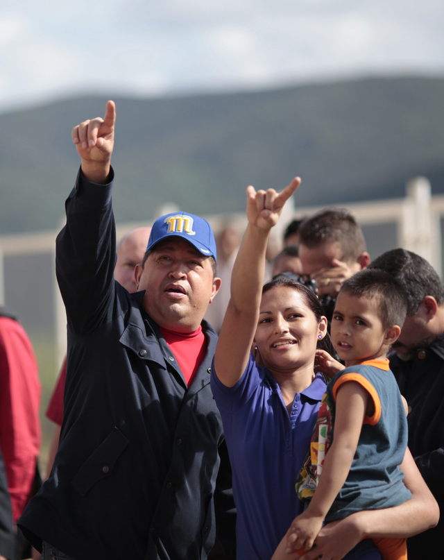 El presidente de Venezuela, Hugo Chávez (i), durante la entrega de viviendas a damnificados el jueves pasado , en la ciudad de Caracas.