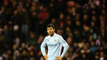 El atacante Sergio  'Kun' Agüero muestra su desconsuelo por la inesperada derrota del todavía líder Manchester City.