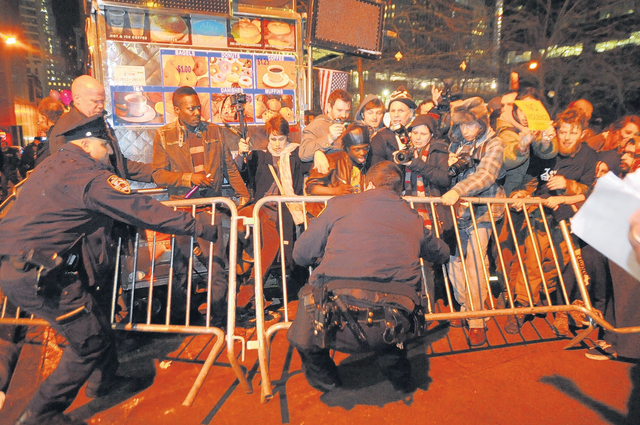 Manifestantes de OWS se enfrentaron a la policía la madrugada de ayer.