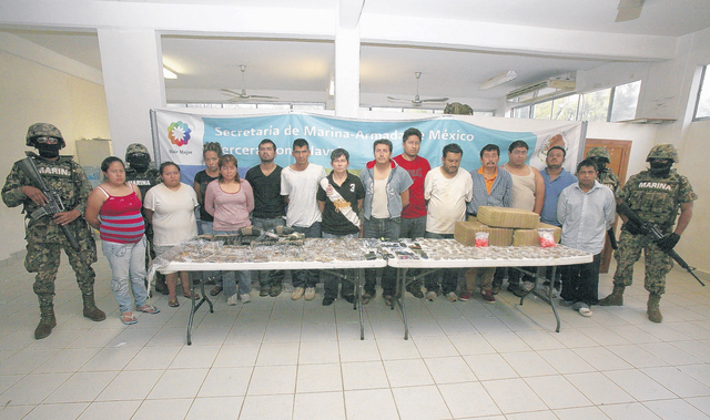 Imagen cedida por SEMAR que muestra el  18 de noviembre de 2011, a 14 presuntos miembros de la organización criminal de Los Zetas, capturados por la Marina mexicana, durante una inspección de rutina,   en el municipio de Fortín de las Flores,   Veracruz.