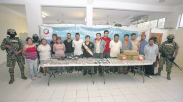 Imagen cedida por SEMAR que muestra el  18 de noviembre de 2011, a 14 presuntos miembros de la organización criminal de Los Zetas, capturados por la Marina mexicana, durante una inspección de rutina,   en el municipio de Fortín de las Flores,   Veracruz.
