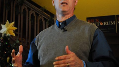 Rick Santorum se dirige a la audiencia en Perry.