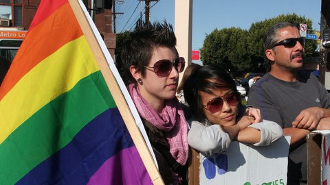 Gays, lesbianas, bisexuales y transgéneros marchan por César Chávez, de LA, en respeto y reconocimiento a sus derechos.