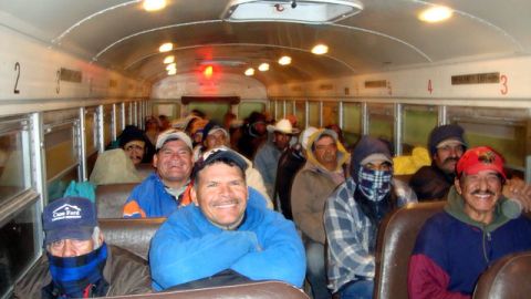 Varios jornaleros rumbo a un campo agrícola en un lugar fronterizo de Texas