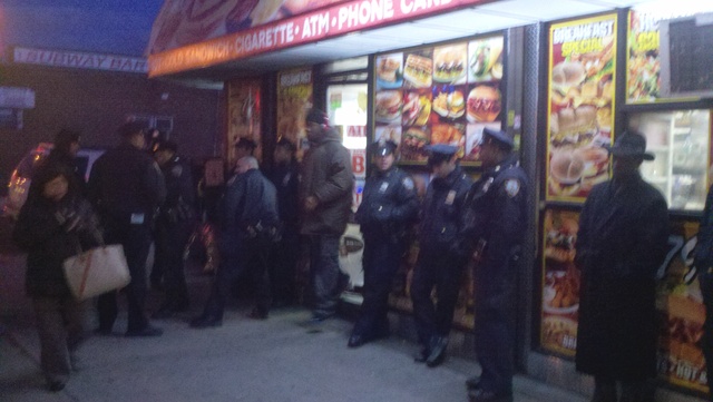Un numeroso contingente policial montaba guardia anoche en uno de los establecimientos atacados el domingo en Jamaica, Queens.