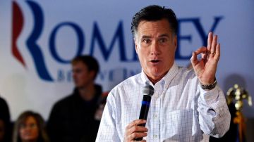 El exgobernador de Masachusets y candidato republicano a la presidencia, Mitt Romney, gesticula durante un acto electoral de ayer en la localidad de Davenport.
