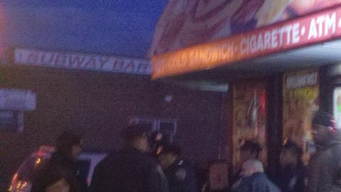 Un numeroso contingente policial montaba guardia anoche en uno de los establecimientos atacados el domingo en Jamaica, Queens.