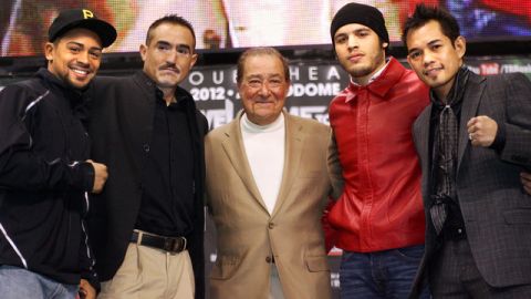 De izquierda a derecha: el boxeador puertorriqueño Wilfredo Vázquez Jr., el retador mexicano Marco Antonio Rubio, el promotor Bob Arum, el campeón mundial del peso medicano, Julio César Chávez Jr. y el filipino Nonito Donaire durante la conferencia de prensa ofrecida ayer en San Antonio,Texas.