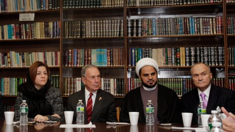 La presidenta del Concejo Municipal, Christine Quinn, el alcalde Michael Bloomberg, el Imam Maan Al-Sahlani y el Comisionado de Policía, Ray Kelly, durante la reunión de ayer en que se discutieron los ataques.