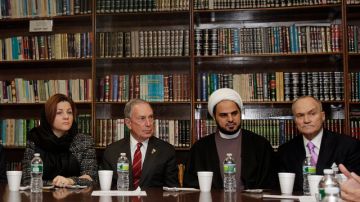 La presidenta del Concejo Municipal, Christine Quinn, el alcalde  Michael Bloomberg, el Imam Maan Al-Sahlani y el Comisionado de Policía, Ray Kelly,   durante la reunión de ayer en que se discutieron los ataques.