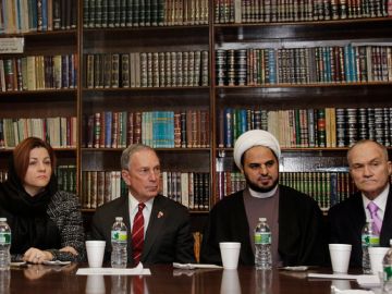 La presidenta del Concejo Municipal, Christine Quinn, el alcalde  Michael Bloomberg, el Imam Maan Al-Sahlani y el Comisionado de Policía, Ray Kelly,   durante la reunión de ayer en que se discutieron los ataques.