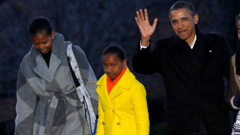 El presidente Barack Obama saluda a su regreso ayer a la Casa Blanca acompañado de su familia.