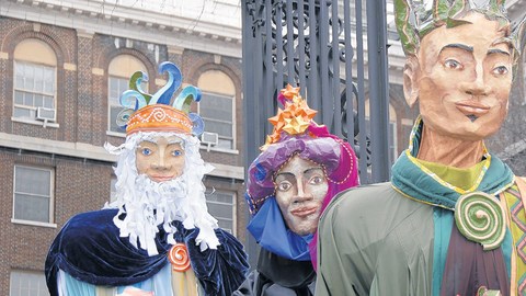 El tradicional desfile de  Los Tres Reyes atrae a miles de personas anualmente.