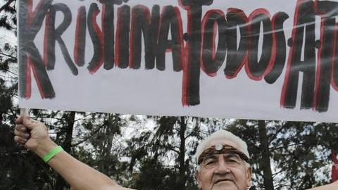 "El correcaminos", simpatizante kichnerista, sostiene un cartel en apoyo a la presidenta Cristina Fernández frente al Hospital Austral.