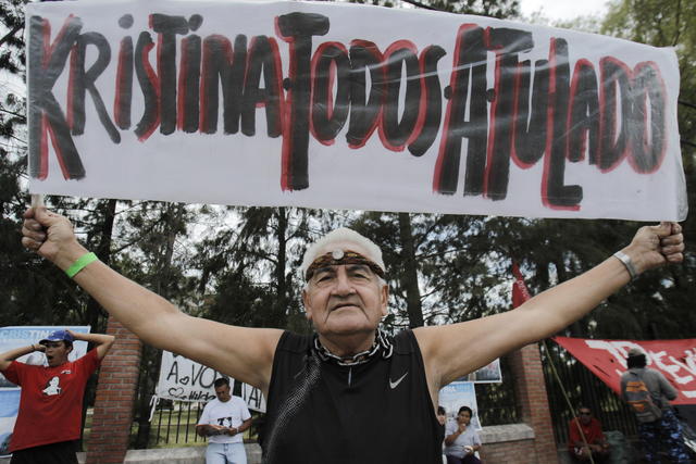 "El correcaminos", simpatizante kichnerista, sostiene un cartel en apoyo a la presidenta Cristina Fernández frente al Hospital Austral.