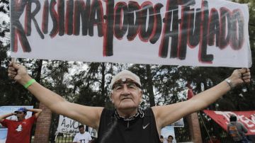 "El correcaminos", simpatizante kichnerista, sostiene un cartel en apoyo a la presidenta Cristina Fernández frente al Hospital Austral.