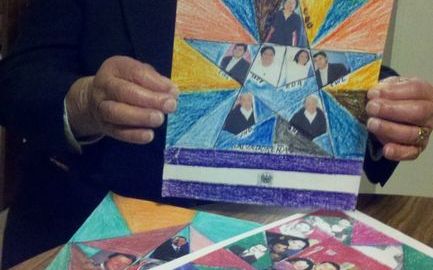 José Navarro Deras, quien cumplió 102 años ayer, muestra uno de los montajes de fotografía que le gusta hacer.