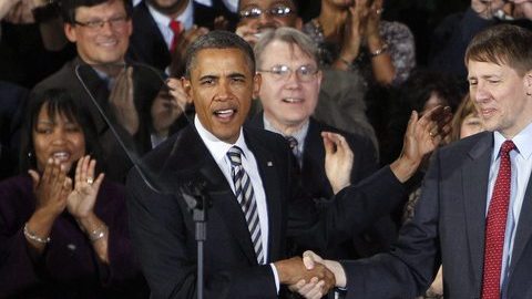 El presidente de EE.UU., Barack Obama (i), saluda al nuevo director de la Oficina de Protección Financiera del Consumidor (CFPB), Richard Cordray.