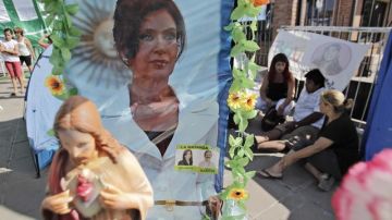 Seguidores de la presidenta, Cristina Fernández, esperan noticias sobre su estado de salud a las puertas del Hospital Austral, en la periferia de Buenos Aires.