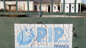 Puerta de acceso bloqueada en el edificio de la empresa francesa PIP (Poly Implants Protheses), en La Seyne-sur-Mer, cerca de Toulon (Francia).