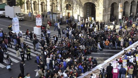 Miles de personas  probaron  un gigante roscón de Reyes de casi 10 toneladas que las autoridades de esta capital ofrecieron como cierre de las fiestas navideñas.