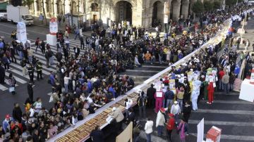 Miles de personas  probaron  un gigante roscón de Reyes de casi 10 toneladas que las autoridades de esta capital ofrecieron como cierre de las fiestas navideñas.