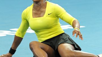 Serena Williams se retuerce del dolor tras lesionarse un tobillo durante el torneo de Brisbane, en Australia.