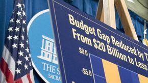 El gobernador de California explica en Sacramento el contenido de su propuesta para el año fiscal 2012-13.