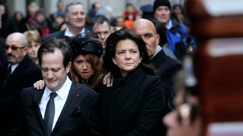 Matthew Badger (izq.) y Madonna Badger, los padres de las tres niñas que fallecieron en un incendio durante las festividades de Navidad, observan uno de los féretros, poco antes funeral que se realizó ayer en Manhattan.