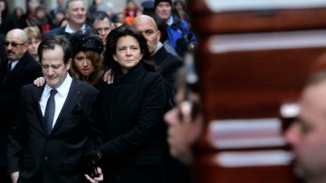 Matthew Badger (izq.) y Madonna Badger, los padres de las tres niñas que fallecieron en un incendio durante las festividades de Navidad, observan uno de los féretros, poco antes funeral que se realizó ayer en Manhattan.