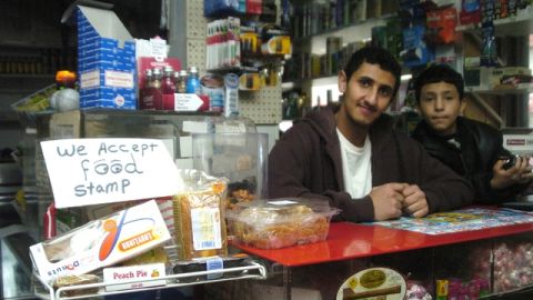 Un deli de la ciudad donde se aceptan cupones de alimentos. El número de solicitantes ha crecido en 50% en los últimos tres años.