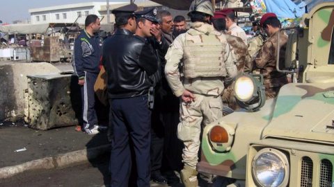 Soldados y policías iraquíes en el escenario del atentado con bomba perpetrado en Ciudad Sadr, al este de Bagdad.