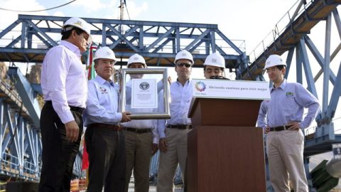 El presidente de México, Felipe Calderón (2i), recibe el Récord Guiness  por la construcción del puente atirantado más alto del mundo.