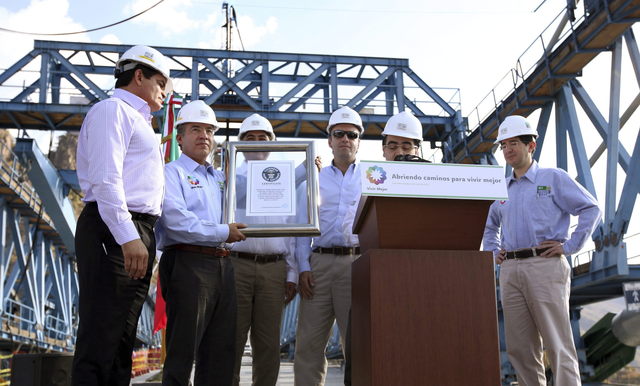 El presidente de México, Felipe Calderón (2i), recibe el Récord Guiness  por la construcción del puente atirantado más alto del mundo.