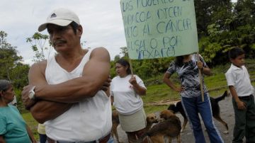 Un grupo de ecuatorianos protestan con carteles junto a lo que fuera el pozo de extracción de crudo "Yuca 2B", en  noviembre pasado, durante las últimas inspecciones de las zonas supuestamente afectadas por la operación de la empresa petrolera  Chevron-Texaco.