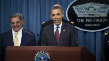 El presidente Barack Obama junto al secretario de Defensa Leon Panetta (i), anuncia que su país  controlará su gasto militar, pero prometió mantener la supremacía de su Ejército y fortalecer su presencia en Asia y el Pacífico.