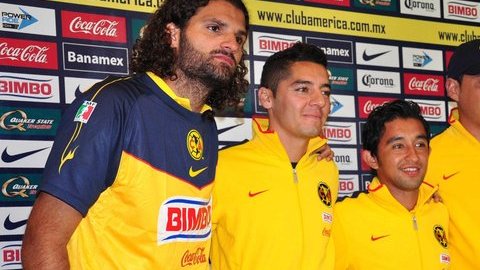 De izquierda a derecha, el defensa venezolano Oswaldo Vizcarrondo, y los mexicanos José María Cárdenas, Christian Bermúdez y Moisés Muñoz, nuevos refuerzos del América, que busca volver a los primeros lugares.