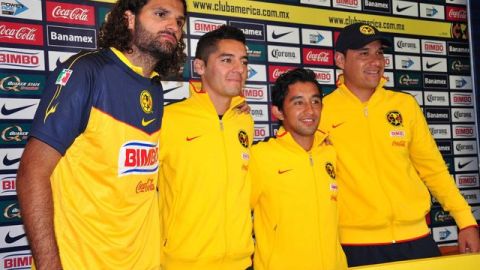 De izquierda a derecha, el defensa venezolano Oswaldo Vizcarrondo, y los mexicanos José María Cárdenas, Christian Bermúdez y Moisés Muñoz, nuevos refuerzos del América, que busca volver a los primeros lugares.