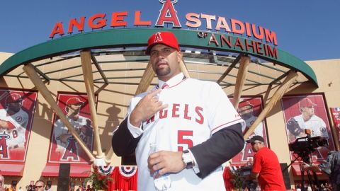 El dominicano Albert Pujols(en esta foto cuando fue presentado en el estadio de los Angelinos). Ayer su contrato multimillonario fue dado a conocer por Grandes Ligas y el gremio de jugadores.
